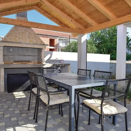Family Friendly House With A Swimming Pool - 15243 Hébergement de vacances *