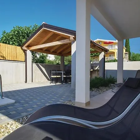 Hébergement de vacances Family Friendly House With A Swimming Pool - 15243 *