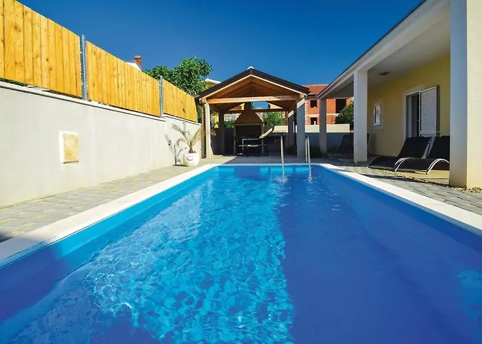 Сasa de vacaciones Family Friendly House With A Swimming Pool - 15243