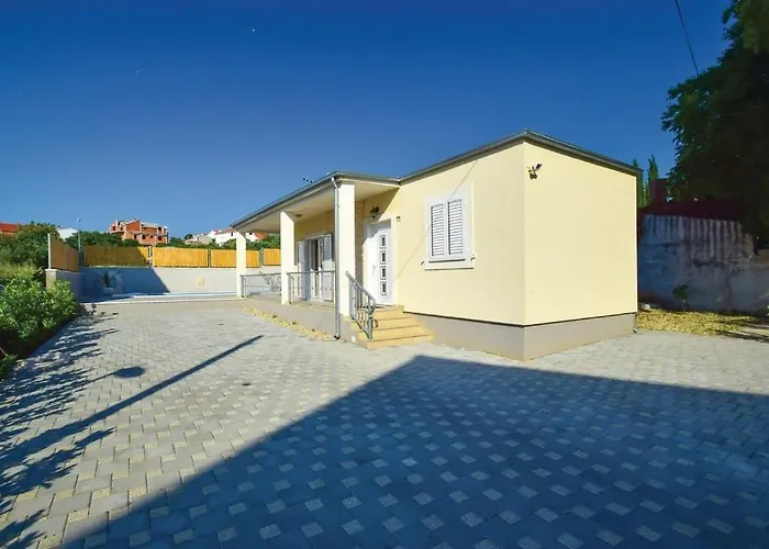 Casa vacanze Family Friendly House With A Swimming Pool - 15243 *