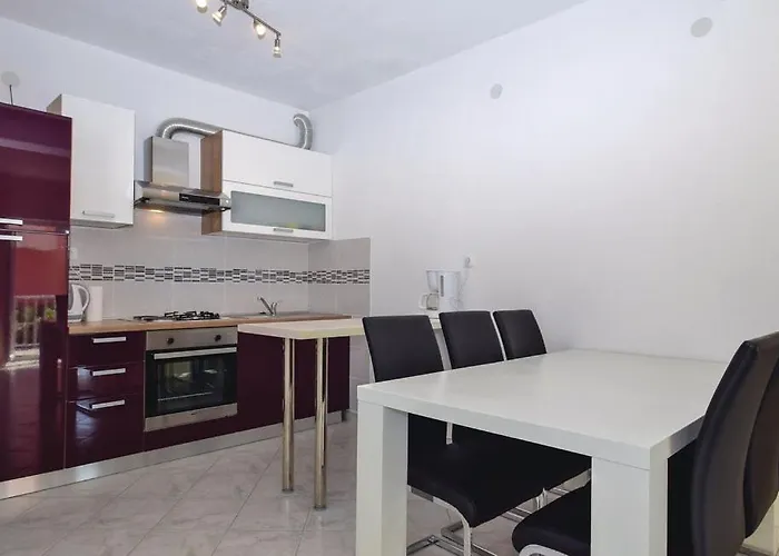 Сasa de vacaciones Family Friendly House With A Swimming Pool - 15243 *