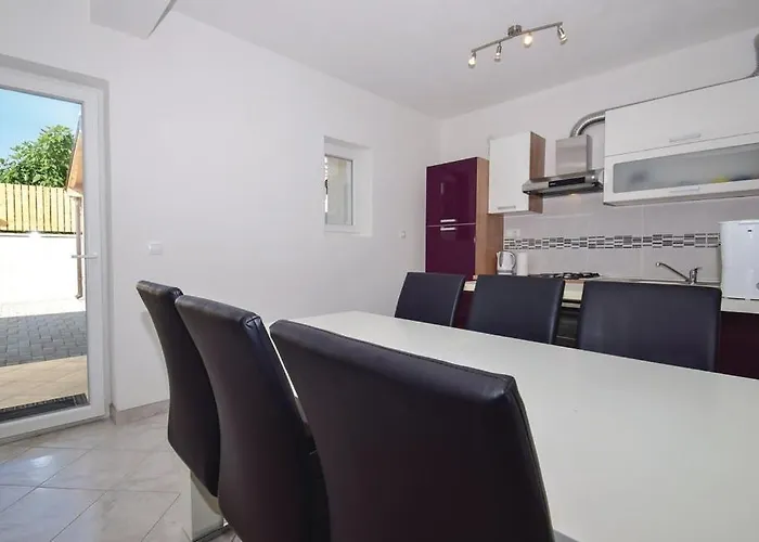 Family Friendly House With A Swimming Pool - 15243 Casa vacanze *