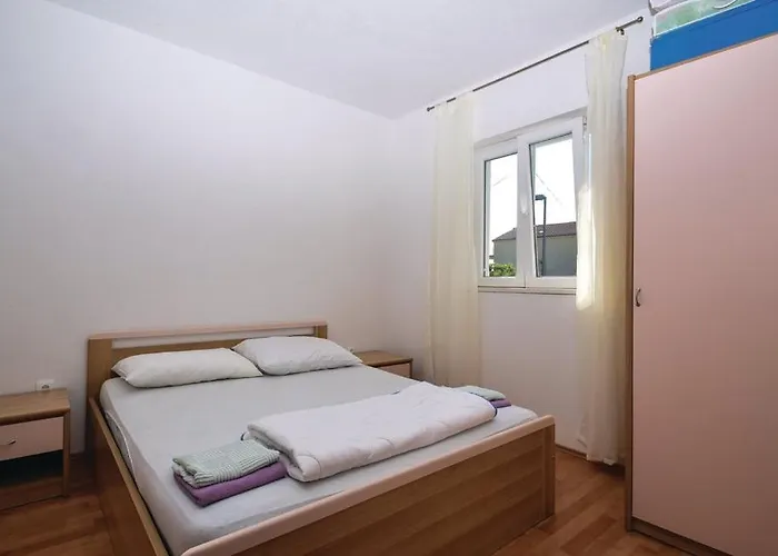 Family Friendly House With A Swimming Pool - 15243 Casa vacanze