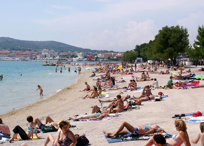 Family Friendly House With A Swimming Pool - 15243 *